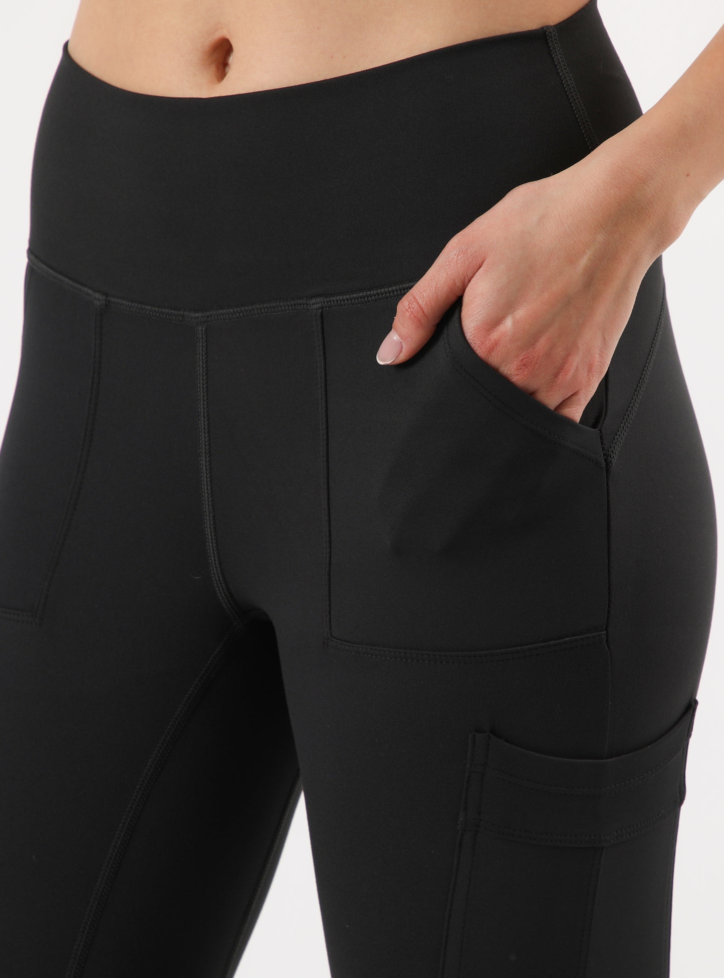 Calza larga negra con bolsillos cargo al costado