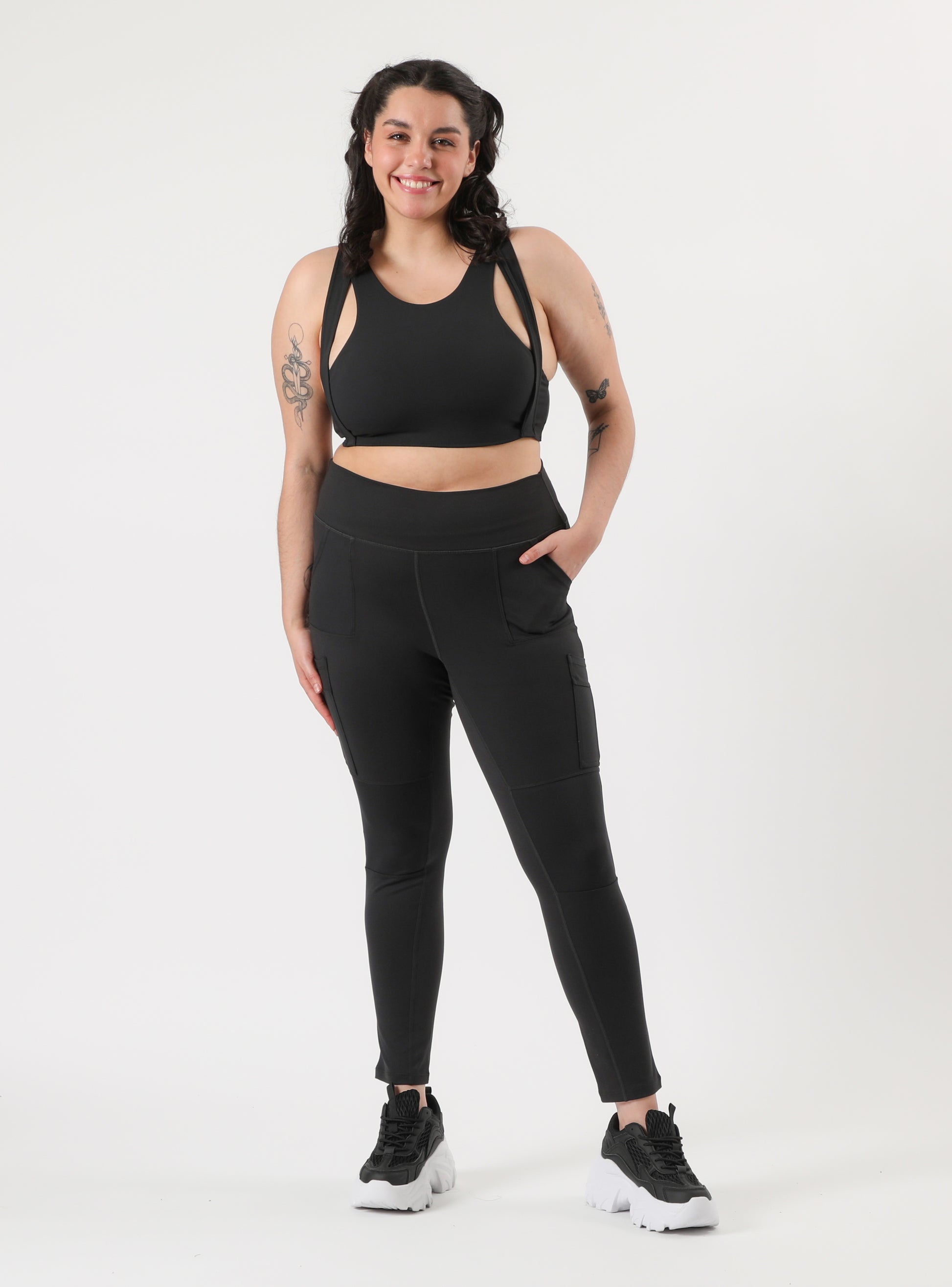 Calza larga negra con bolsillos cargo al costado