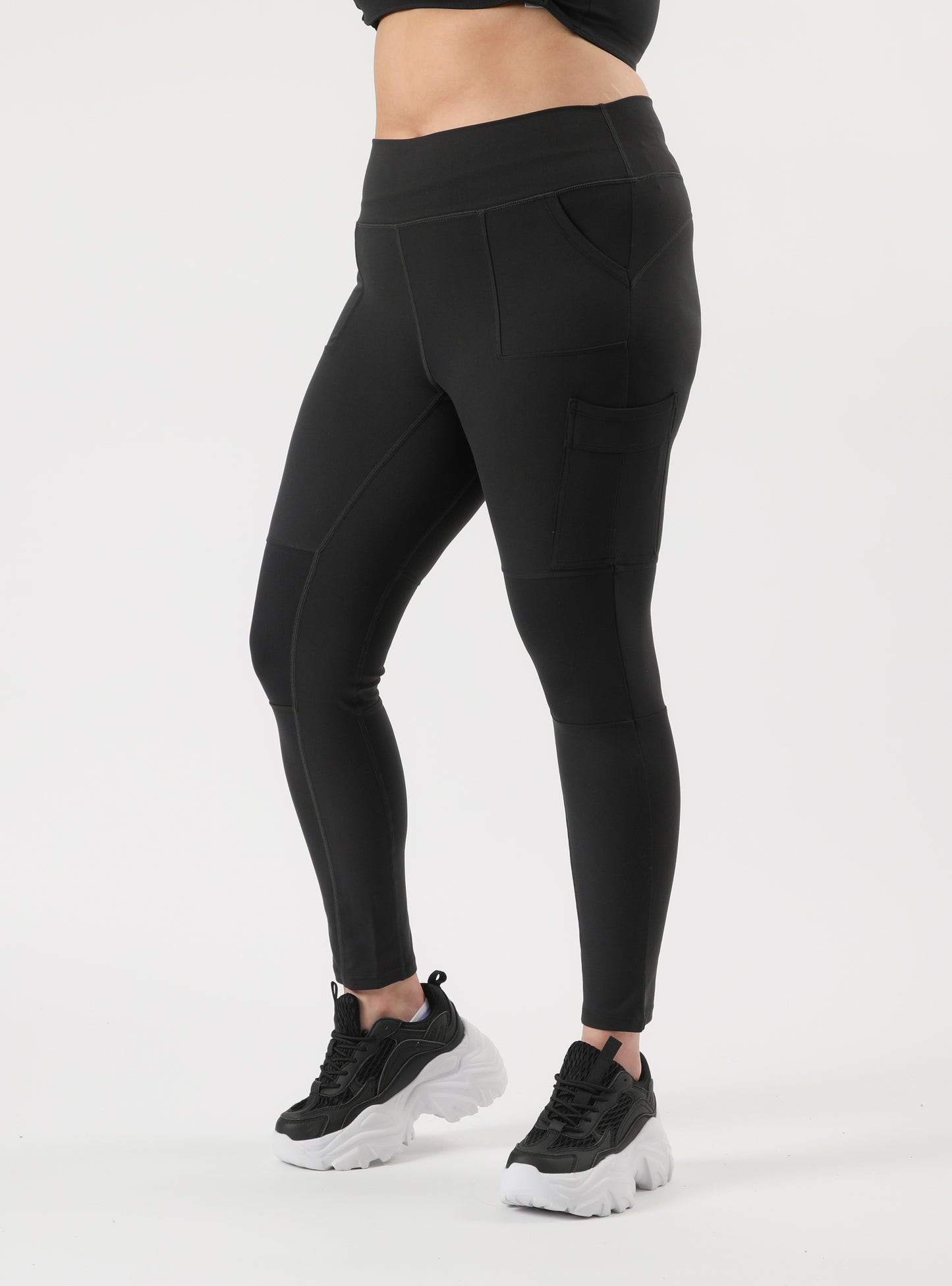 Calza larga negra con bolsillos cargo al costado