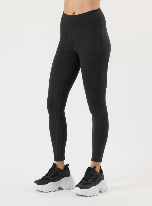 Calza larga negra con bolsillos cargo al costado