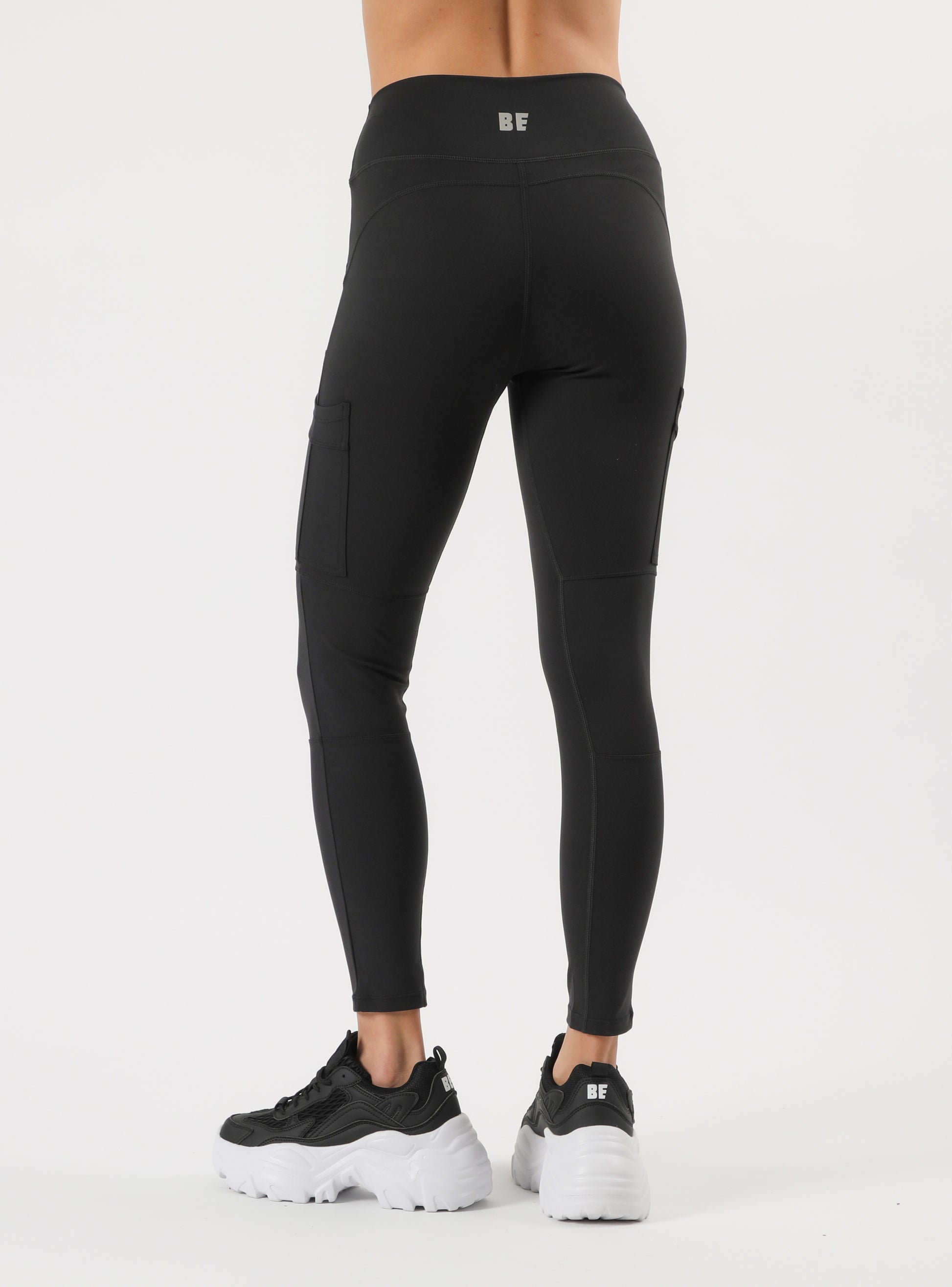 Calza larga negra con bolsillos cargo al costado