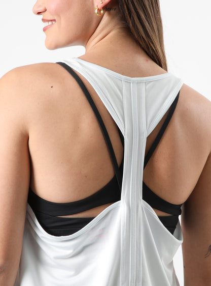 polera blanca tipo tank vista posterior espalda